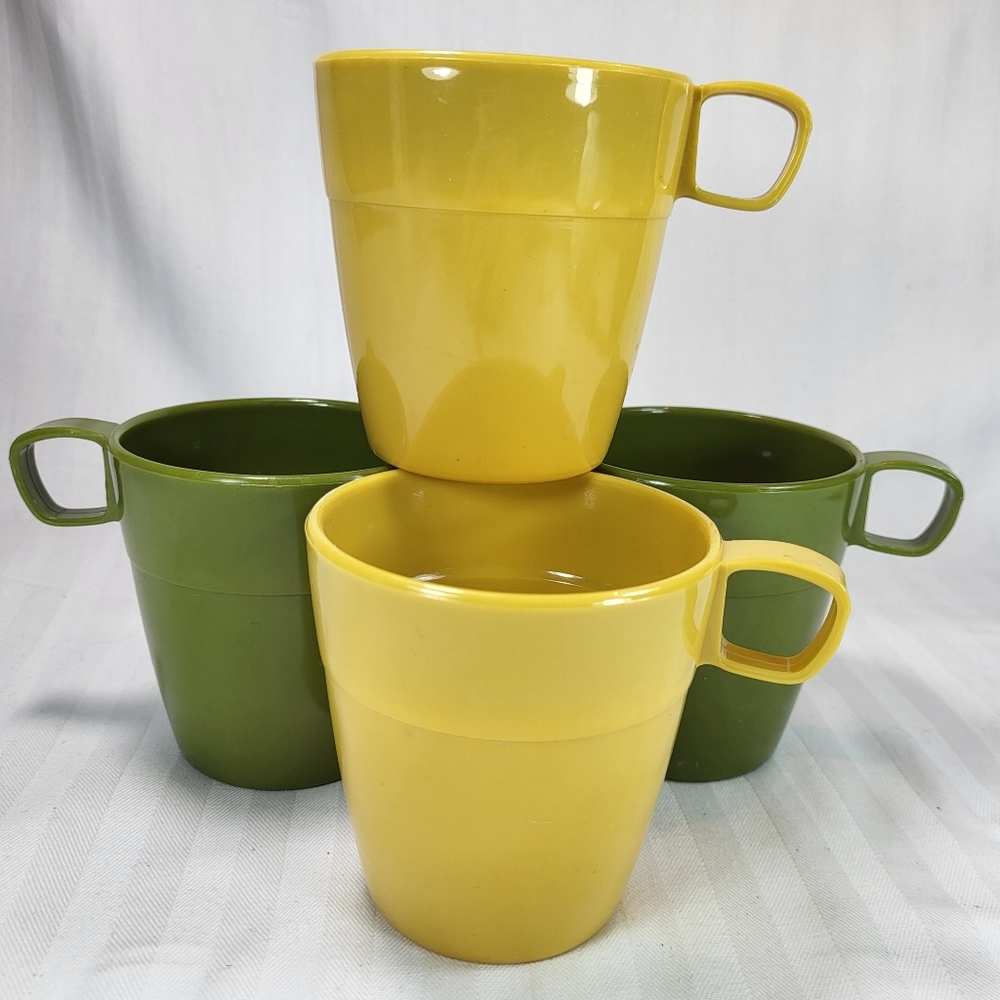 Shamrock Neatway Plastic MUGS Set of 4 Green Yellow Stackable USA Vintage MCM